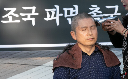 황교안 자유한국당 대표가 16일 청와대 앞 분수대 광장에서 '조국 법무부 장관 파면 촉구' 삭발식을 하고 있다.    이슬기기자 9904sul@